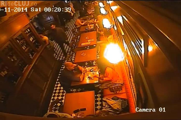 Cum se fură portofelul la Toulouse Cafe Cluj - CINE îi RECUNOAȘTE pe hoți? - VIDEO