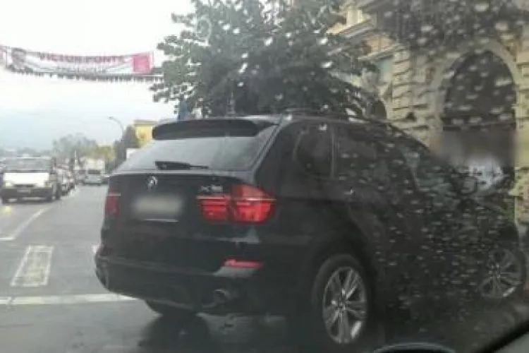 Cocalarul cu BMW lovește și la Dej! A blocat jumătate de stradă și apoi a ZÂMBIT - FOTO