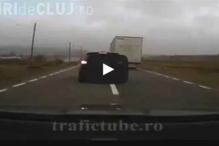 Un șofer și-a pus viața în pericol pe DN 1. Era să ajungă sub roțile unui TIR - VIDEO