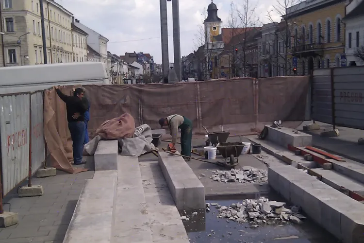 Fântâna arteziană din Piața Unirii este IARĂȘI în reparații - FOTO