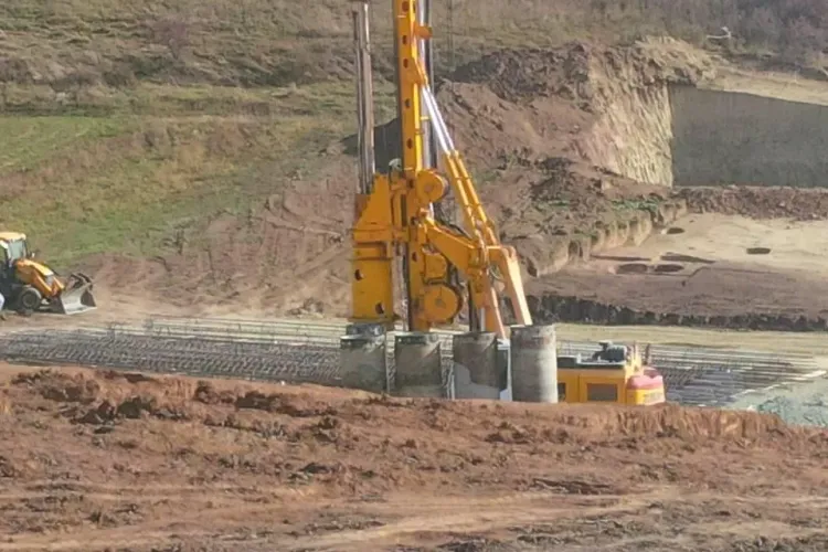 La Autostrada Transilvania se lucrează la terasament și piloni - FOTO