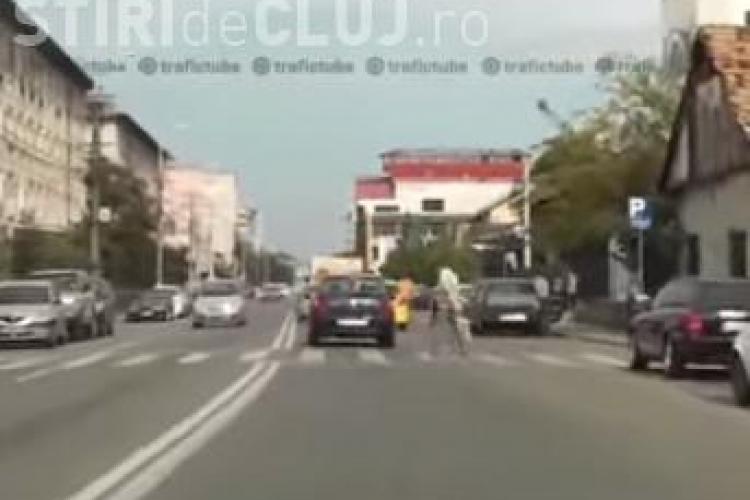 Șoferi VS pietoni: Cum NU se acordă prioritate la trecerile de pietoni în Cluj VIDEO