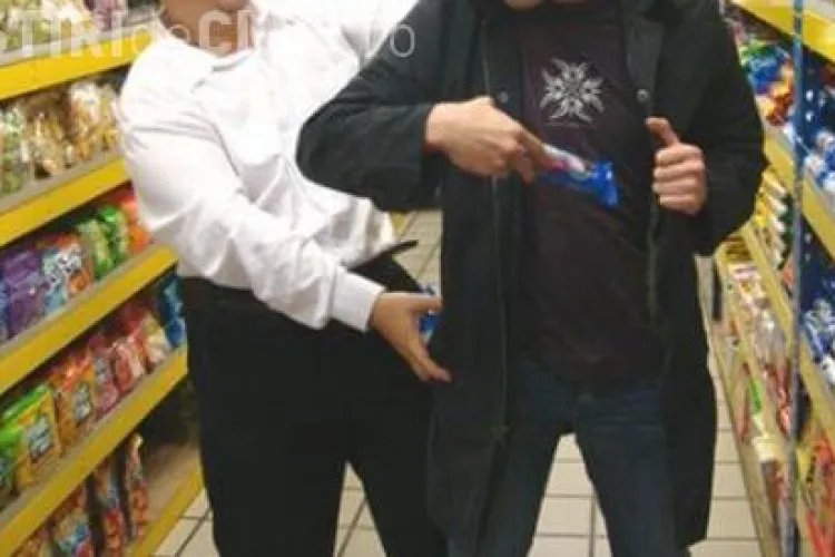 Tânăr de 19 ani s-a ales cu dosar penal pentru 80 de lei. A fost prins în timp ce fura alimente