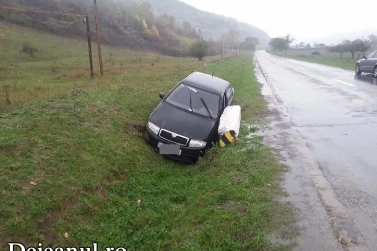 Accident rutier la Cășeiu! Un șofer s-a răsturnat cu mașina în șant din cauza unui utilaj FOTO