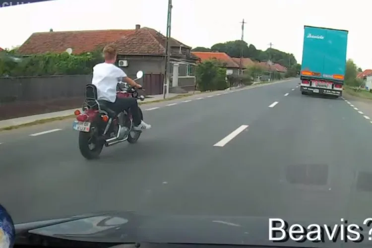Meseriașii șoselelor la Cluj! Motociclistul fără cască ce se crede Beavis - VIDEO