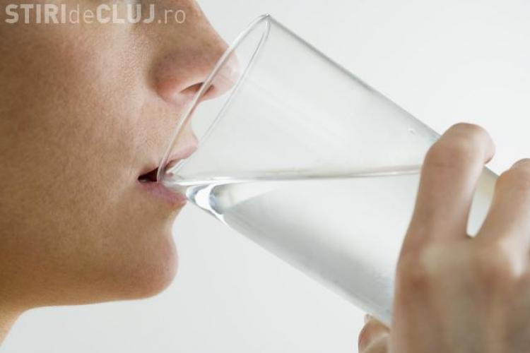 Cum îți ajuți corpul dacă bei apă caldă
