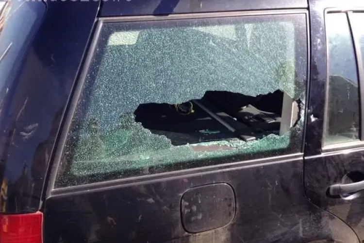 Suporterii maghiari au spart geamul unei mașini din Cluj: Am fost atacați pentru că avea tricolorul legat de masină