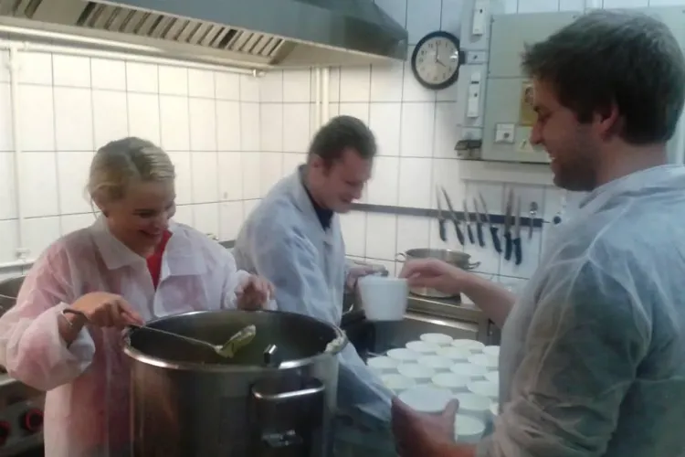 Clujeni de ISPRAVĂ! Gătesc în fiecare joi O MASĂ CALDĂ pentru cei săraci - FOTO