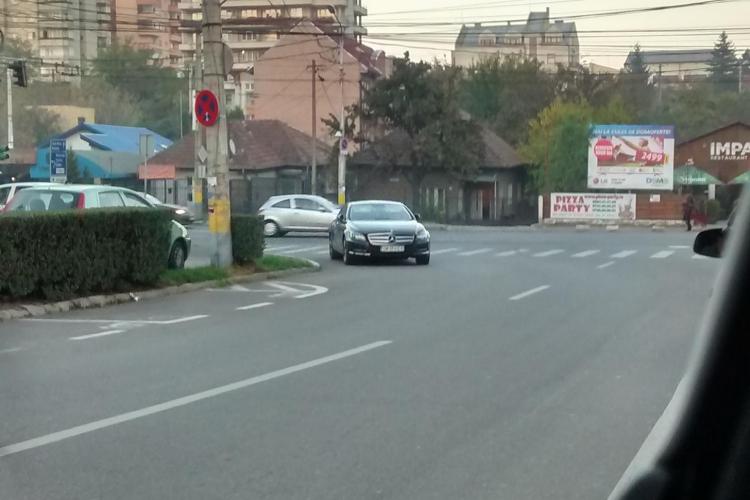 Cocalarul cu Mercedes blochează o intersecție din Cluj-Napoca - FOTO
