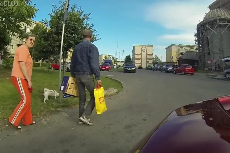  Un bogătaș râde de clujenii care se uită după mașina lui de 200.000 de euro. Le-a filmat reacțiile la vederea bolidului- VIDEO