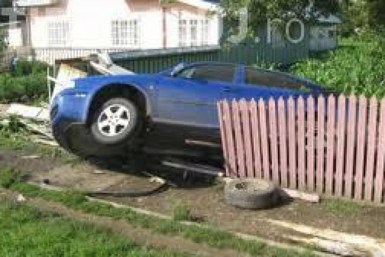 Accident cu două victime la Bonțida! Un șofer beat și fără permis a ”zburat” cu mașina prin poarta unei curți