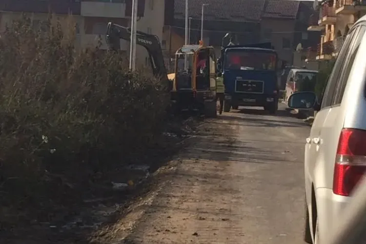 Cum se asfaltează străzile în Florești: ”Stăm în coloană să se toarne nisip” FOTO