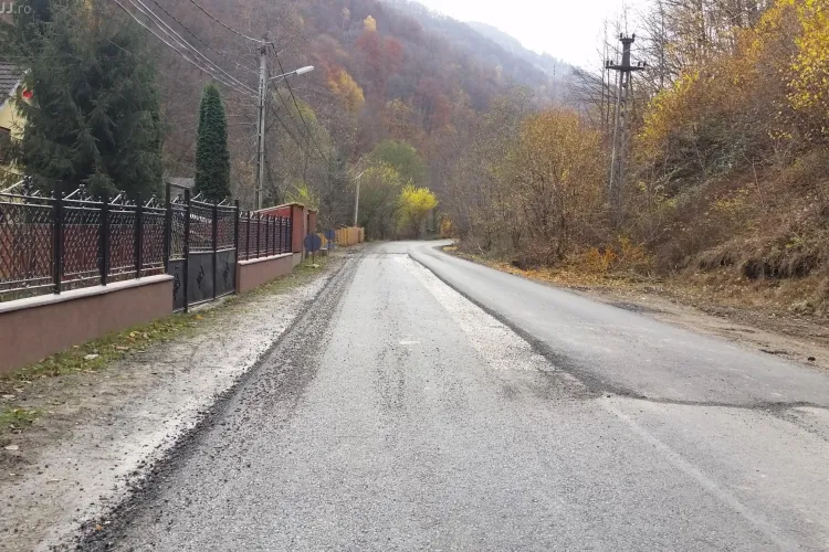 Cu trei ani ÎNTÂRZIERE se lucrează pe drumul Gura Râșca - Someșul Rece - FOTO