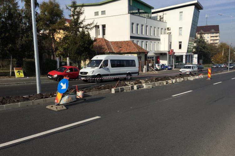 Cum arată Calea Turzii după ce lucrarea a fost recepționată? Au tăiat trotuarele ca să scoată stâlpii - FOTO