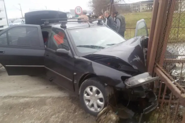 Accident la Jucu! Un șofer a intrat în poarta unei firme - FOTO