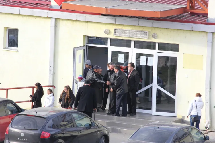 ACL Cluj: Primarul comunei Apahida stă în fața secției și le spune oamenilor cu cine să voteze - FOTO