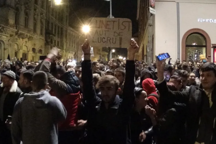 Mii de clujeni au cântat Imnul în Piața Unirii, unde acum 25 de ani au murit EROII de la Revoluție - IMAGINI EMOȚIONANTE