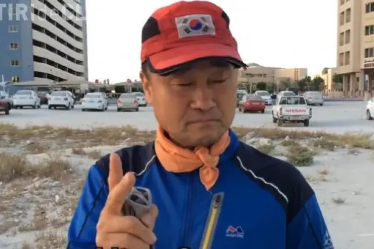 Un bărbat curăță singur străzile din Bahrain. Polițiștii au rămas uimiți când au aflat cine e VIDEO