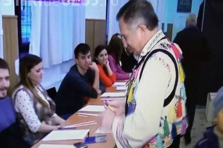 Funar a votat în costum popular