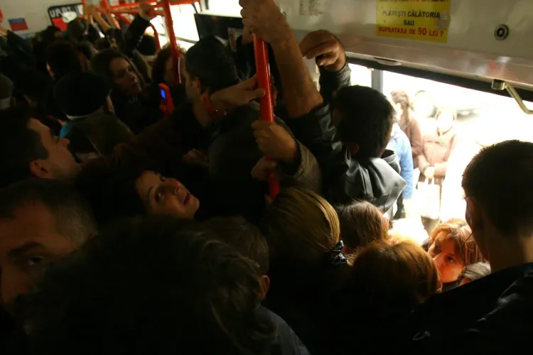 Clujenii vor autobuze mai multe dimineața. O solutie ar fi un program diferentiat la scoala si la locul de munca