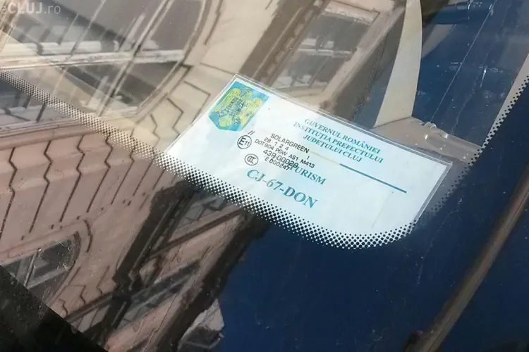 Smecherii parchează cu tupeu în centrul Clujului și profită că au ecuson de Parlament: Parking-ul era peste stradă FOTO