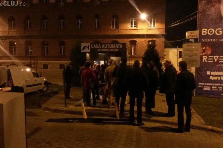 Blocați cu mașinile în parcarea din Piața Cipariu pentru că automatul de taxare era plin de bani - FOTO