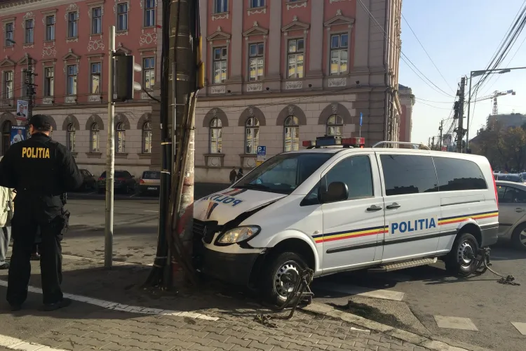 Accident cu mai multe victime în fața Tribunalului Cluj! O dubă de Politie a fost proiectată într-un stâlp FOTO