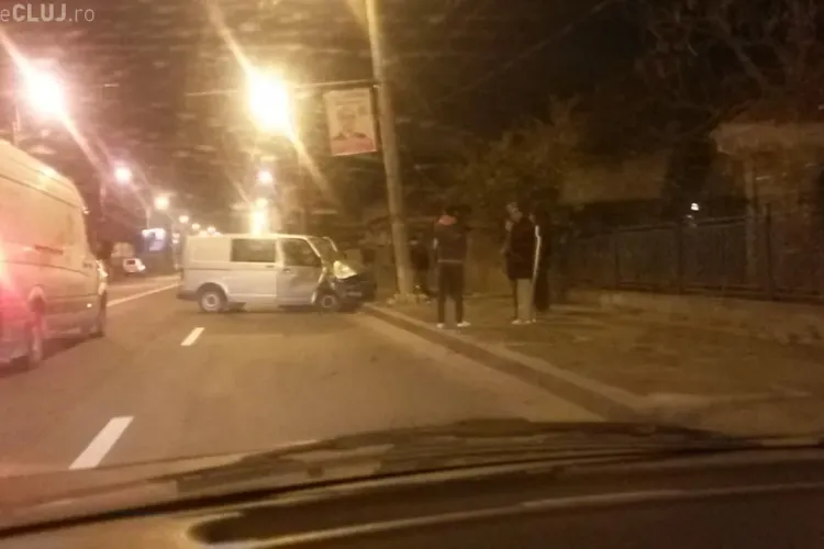 Accident pe Traian Vuia! I-a explodat cauciucul și s-a făcut praf de un stâlp - FOTO
