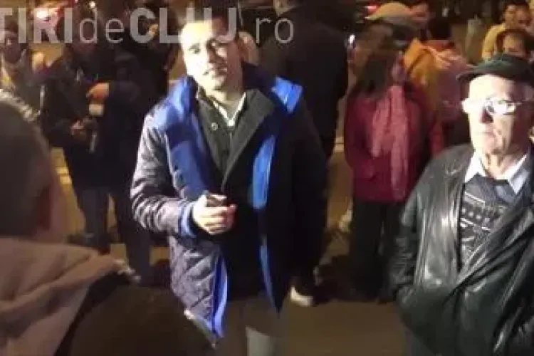 Un membru PNL Cluj era să fie PĂLMUIT de protestatari, duminică seara - VIDEO