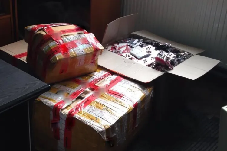 Peste 25.000 de medicamente contrafăcute confiscate de polițiști pe Aeroportul din Cluj-Napoca FOTO