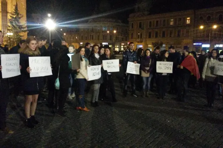 O mie de tineri protestează în Piața Unirii! Studenții salută victoria lui Iohannis - VIDEO și FOTO