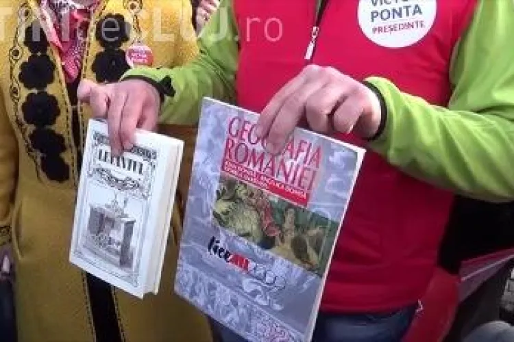 Iohannis a primit la Cluj cadou Geografia României, să învețe județele - VIDEO