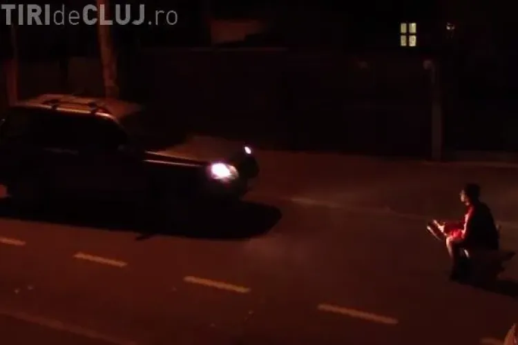 Mircea Bravo s-a mutat cu WC -ul în stradă: ”Dă-mi te rog nişte hârtie igienică!” - VIDEO