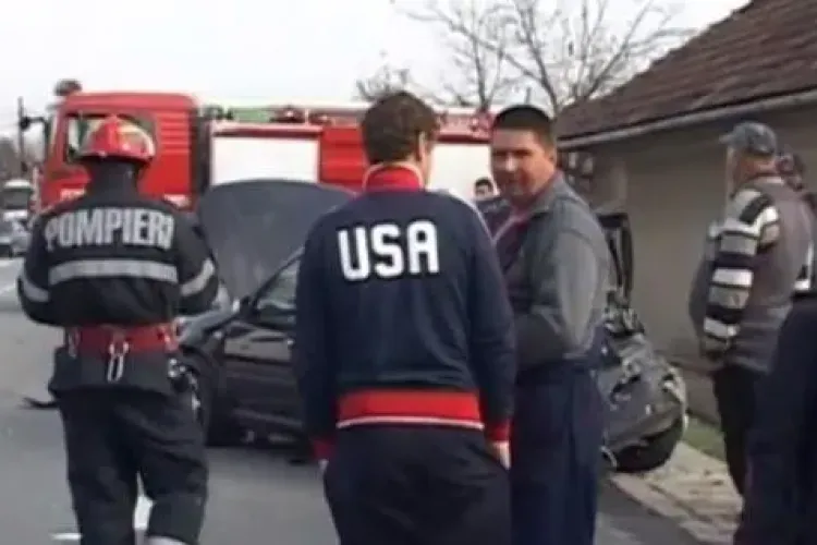 Accident cu trei mașini la Livada. Un autocar Fany a lovit din plin un autoturism VIDEO