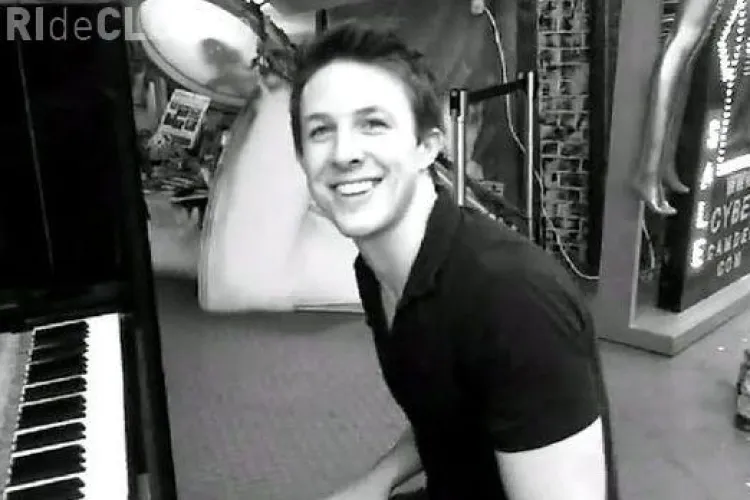 Un bancher a renunțat la tot și preferă să cânte pe stradă