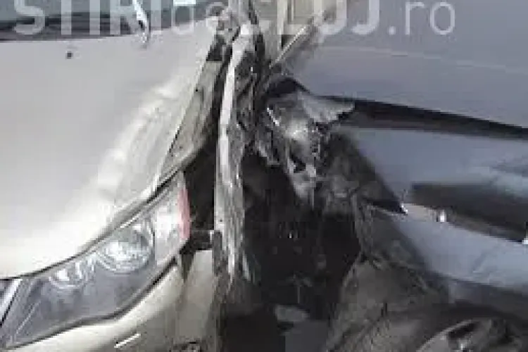 Accident cu pagube de peste 20.000 lei pe strada Plopilor! Un șofer a distrus două mașini parcate