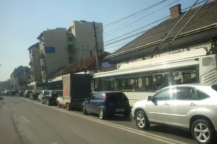 Accident pe strada Moților, din cauza aglomerației! Pagubele sunt de 5.000 de lei