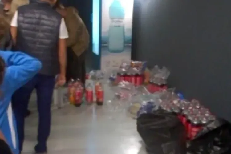 Suc și popcorn vândute de pe jos la Sala Polivalentă Cluj: Bonuri NU SE DAU - FOTO