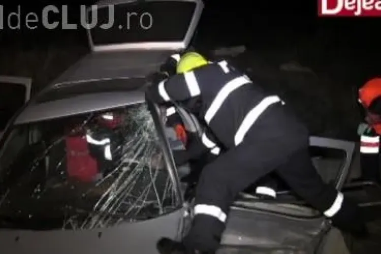 Accident grav pe centura de la Gherla, din cauza unei explozii de cauciuc. Un tânăr a rămas încarcerat VIDEO