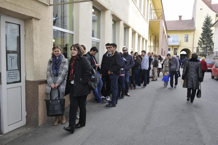 Studenții votează la COADĂ la Cluj - FOTO