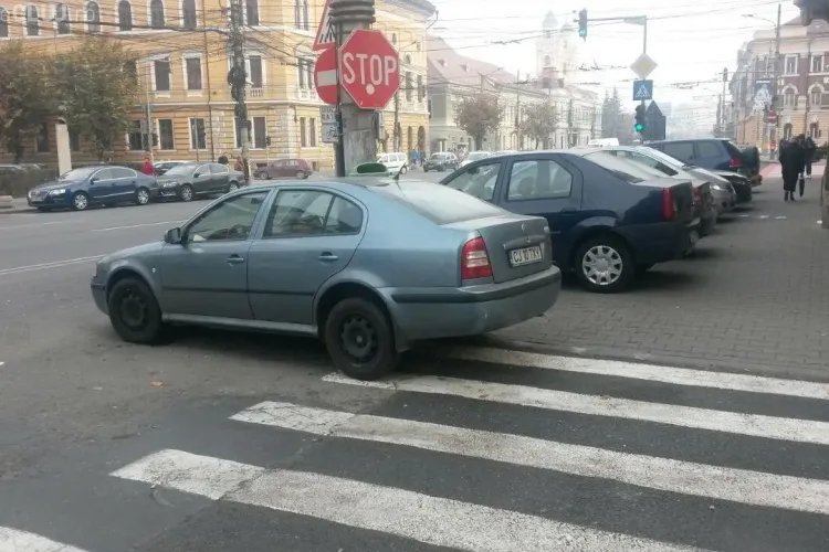 Mașină parcată pe trecerea de pietoni lângă Prefectură: Poliția locală nu o amendează FOTO