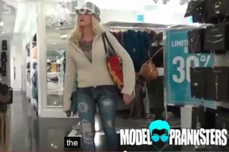 O fată a umblat dezbrăcată prin Manhattan și nimeni nu a observat - VIDEO