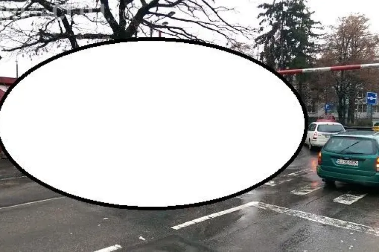 Bariera de pe Tăietura Turcului le dă bătăi de cap șoferilor. Un camion a rămas blocat sub ea FOTO