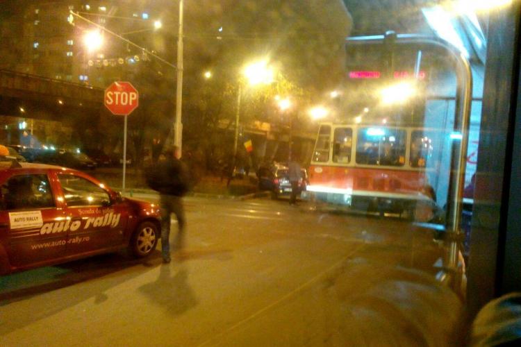 Taximetrist accidentat de un tramvai la Podul Calvaria, din Mănăștur. Reacția VATMANULUI e FABULOASĂ - FOTO