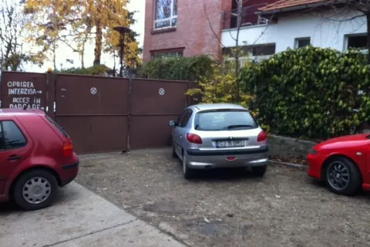 O mașină blochează de DOUĂ ZILE intrarea la un spital din Cluj - FOTO