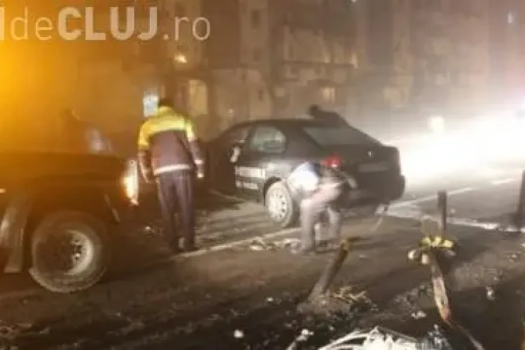 Un agent de la Scutul Negru a făcut accident la Gherla. A doborât un stâlp de electricitate VIDEO