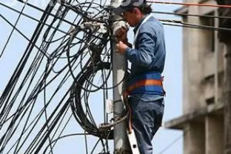 La Cluj-Napoca, Electrica a primit somație să dea jos de pe stâlpi panourile candidaților la prezidențiale 