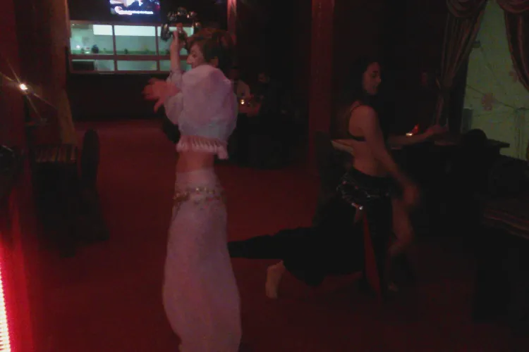 E frumoasă și talentată! O studentă din Cluj cântă ca un înger și dansează din buric într-un ritm amețitor - VIDEO