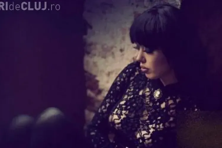 Stewardesă concediată pentru că e prea frumoasă - FOTO