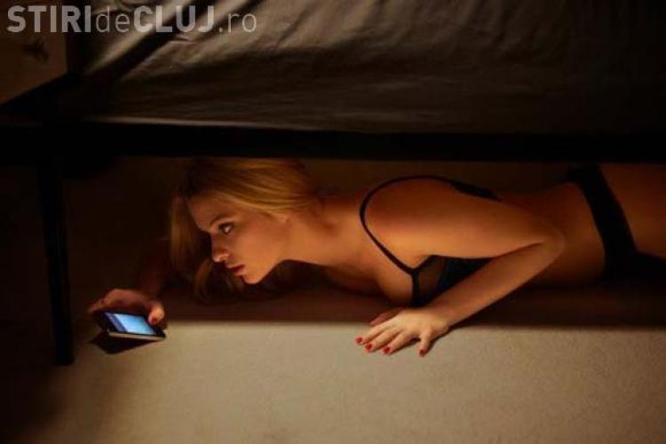 S-a ascuns sub pat, dezbrăcată, și și-a așteptat iubitul pentru a-i face o surpriză! Ce a urmat